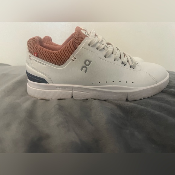 Great condition! On THE ROGER Advantage Sneakers. - Picture 7 of 14